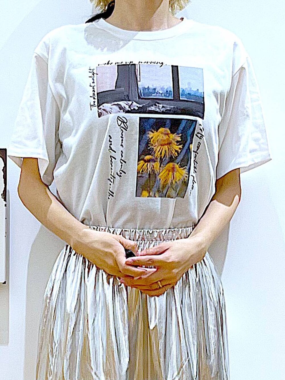 ピンク系のショルダーバッグ、シルバー系のスカート、ホワイト系のTシャツ/カットソーを着用したレディースの夏コーディネートの7枚目の写真