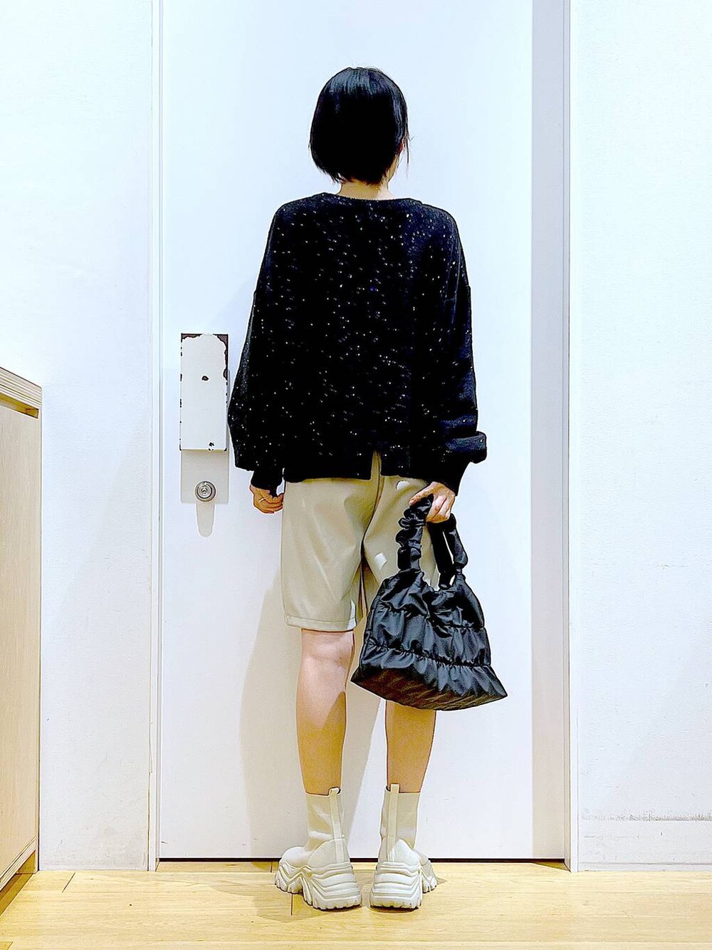 ベージュ系のブーツ、ブラック系のショルダーバッグ、ベージュ系のその他パンツを着用したレディースの冬コーディネートの5枚目の写真