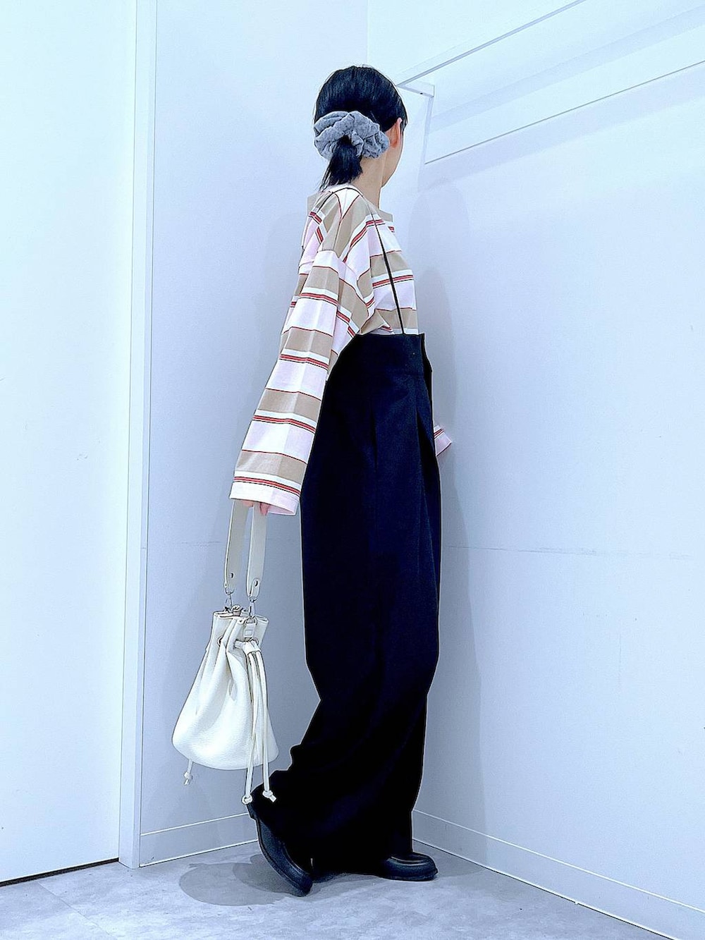 ブラック系のローファー、ホワイト系のショルダーバッグ、ブラック系のサロペット/オーバーオールを着用したレディースの春コーディネートの4枚目の写真