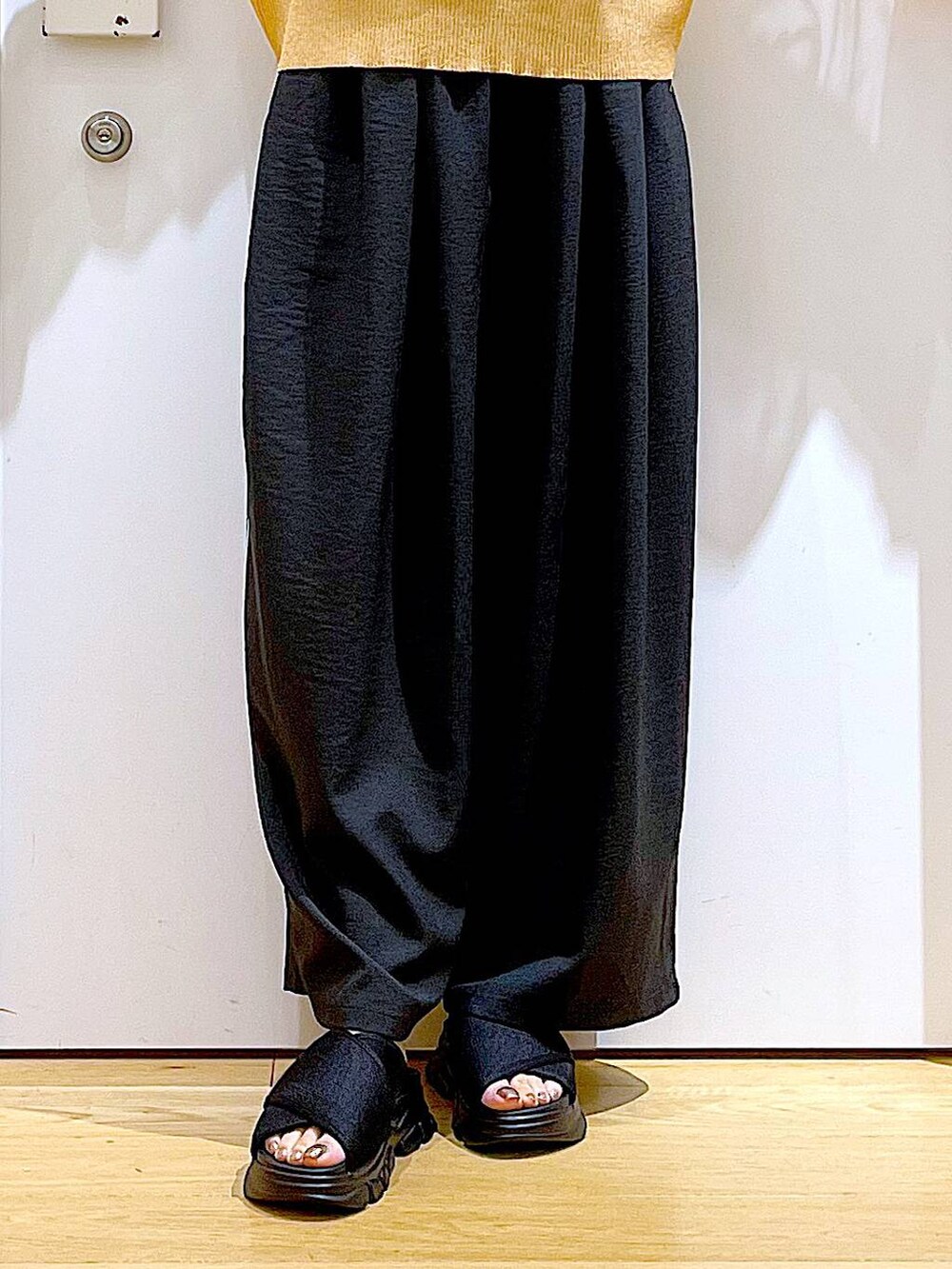 ブラック系のサンダル、オレンジ系のカーディガン/ボレロ、ベージュ系のショルダーバッグを着用したレディースの夏コーディネートの8枚目の写真