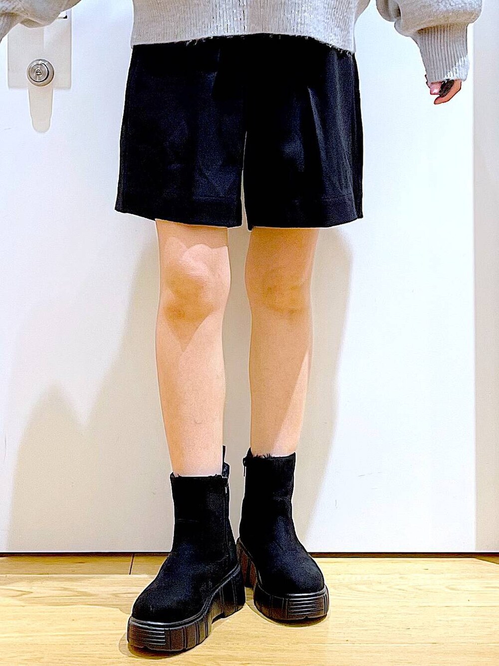 グリーン系のトートバッグ、ブラック系のブーツ、ブラック系のその他パンツを着用したレディースの冬コーディネートの8枚目の写真