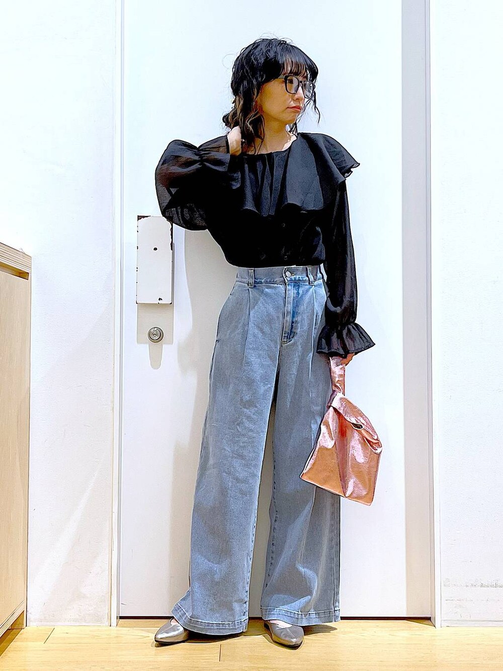 ブルー系のデニムパンツ、ピンク系のショルダーバッグ、その他のパンプスを着用したレディースの春コーディネートの2枚目の写真