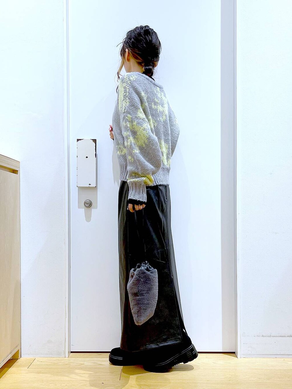 ブラック系のTシャツ/カットソー、グレー系のショルダーバッグ、ブラック系のブーツを着用したレディースの冬コーディネートの3枚目の写真