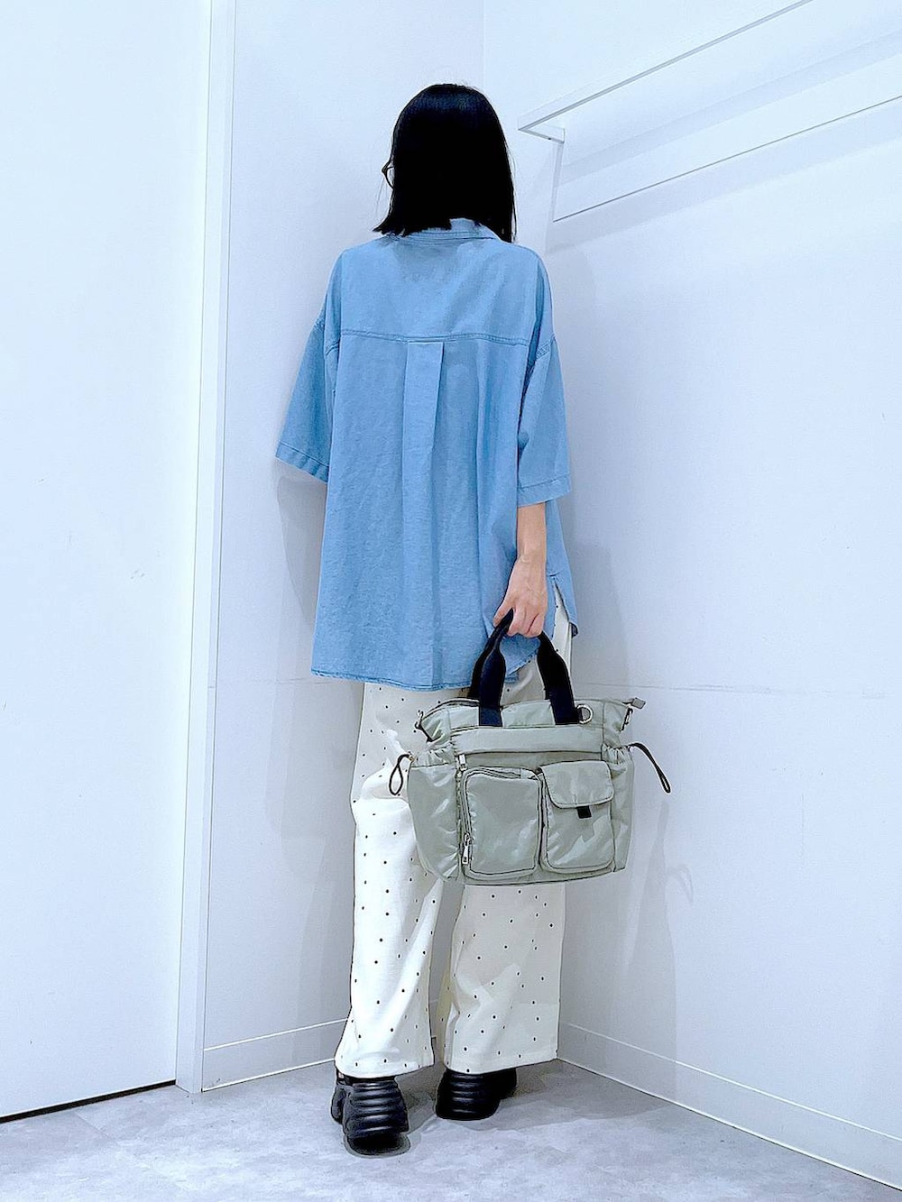 その他のその他パンツ、グリーン系のトートバッグ、ブラック系のサンダルを着用したレディースの夏コーディネートの5枚目の写真