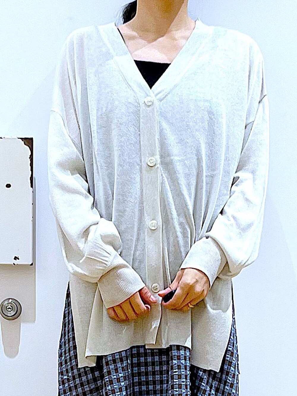 ホワイト系のショルダーバッグ、ブルー系のワンピース、ホワイト系のパンプスを着用したレディースの春コーディネートの7枚目の写真