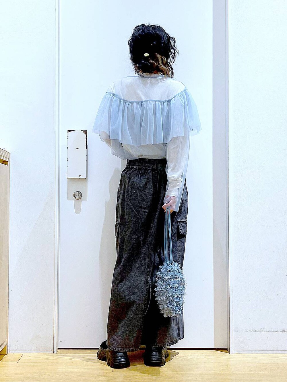 グレー系のデニムスカート、ブラック系のスニーカー、ブルー系のその他トップスを着用したレディースの春コーディネートの5枚目の写真