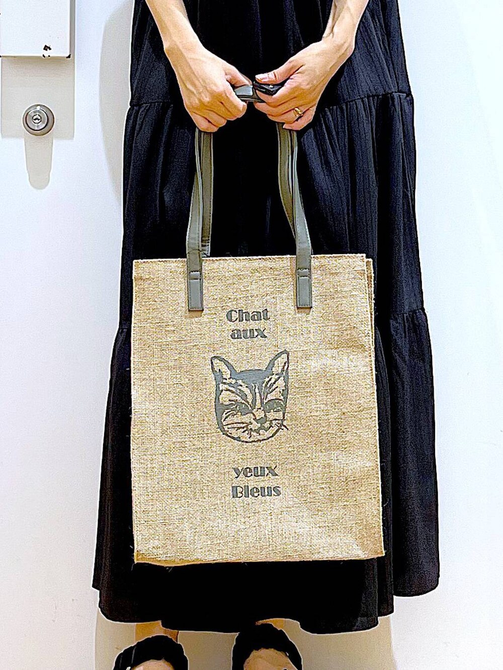 ブラック系のサンダル、グレー系のトートバッグ、ホワイト系のTシャツ/カットソーを着用したレディースの夏コーディネートの9枚目の写真