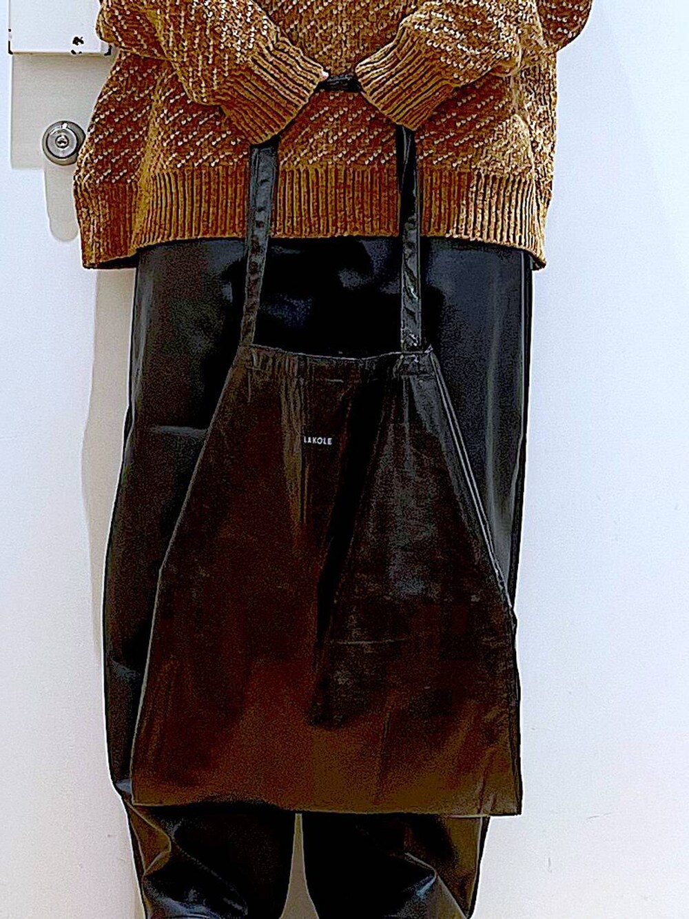 ブラック系のトートバッグ、ブラック系のブーツ、ブラック系のその他パンツを着用したレディースの冬コーディネートの9枚目の写真