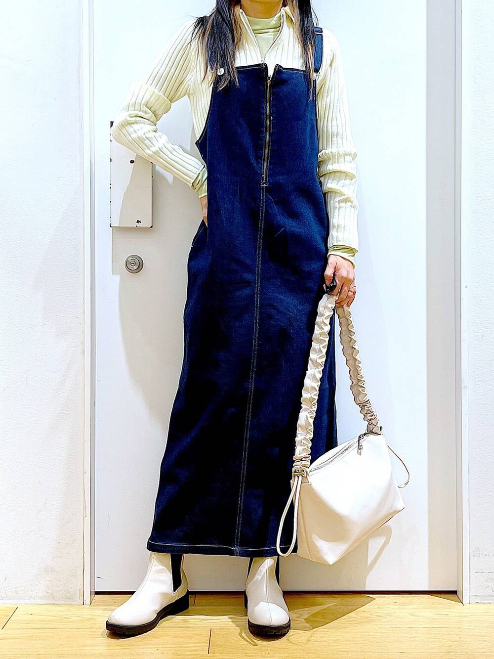 ブルー系のジャンパースカート、ベージュ系のカーディガン/ボレロ、グリーン系のその他トップスを着用したレディースの春コーディネートの6枚目の写真