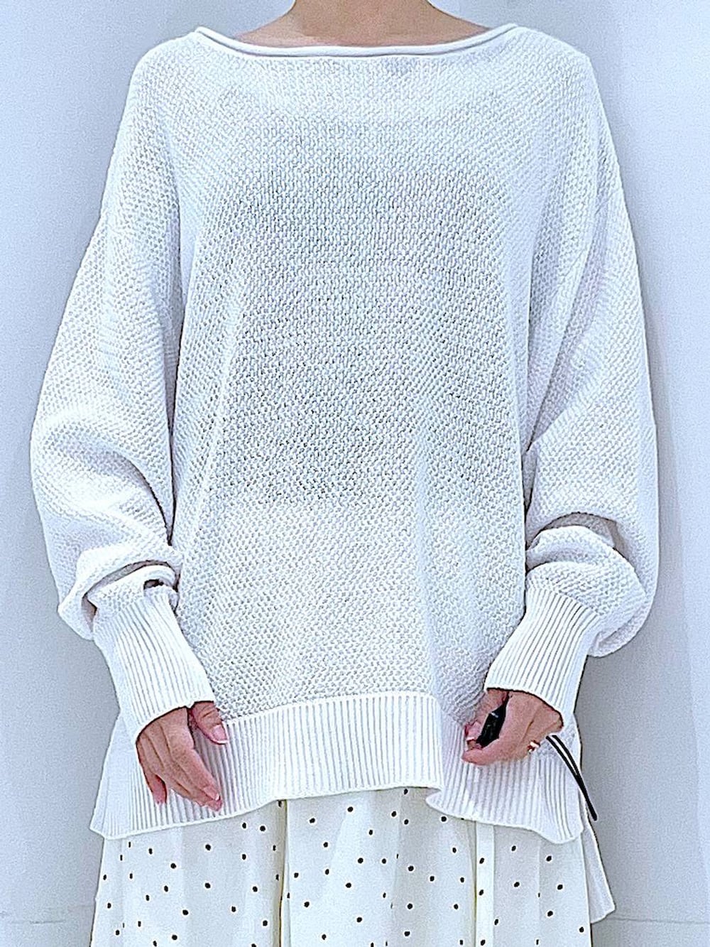 ホワイト系のショルダーバッグ、ホワイト系のスカート、グレー系のバレッタ/ヘアクリップを着用したレディースの春コーディネートの7枚目の写真