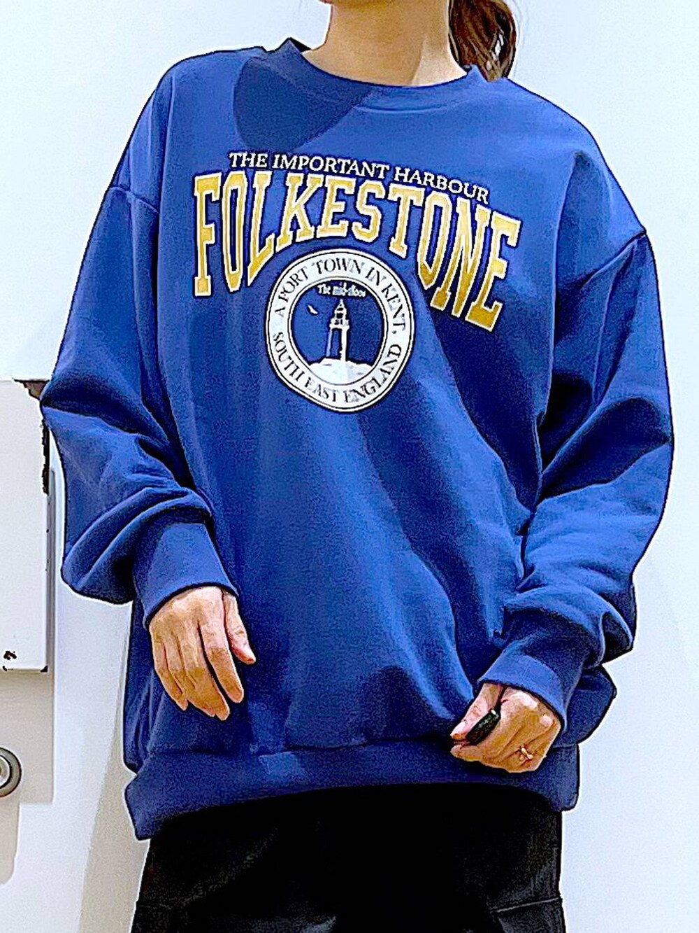 ブラック系のカーゴパンツ、ブラック系のスニーカー、ブルー系のスウェットを着用したレディースの冬コーディネートの7枚目の写真