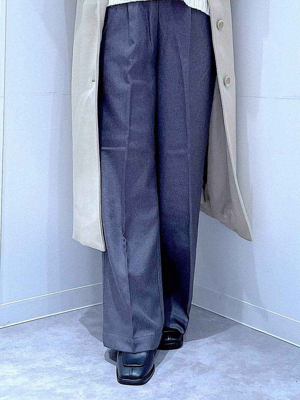 ベージュ系のその他アウター、ブラック系のブーツ、グレー系のスラックスを着用したレディースの冬コーディネートの8枚目の写真