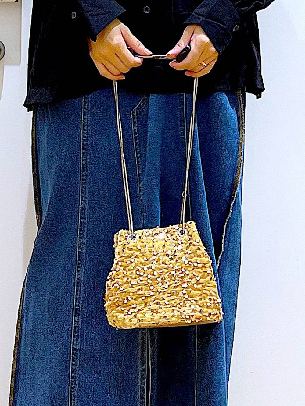 ベージュ系のショルダーバッグ、ブラック系のローファー、ブラック系のシャツ/ブラウスを着用したレディースの秋コーディネートの9枚目の写真