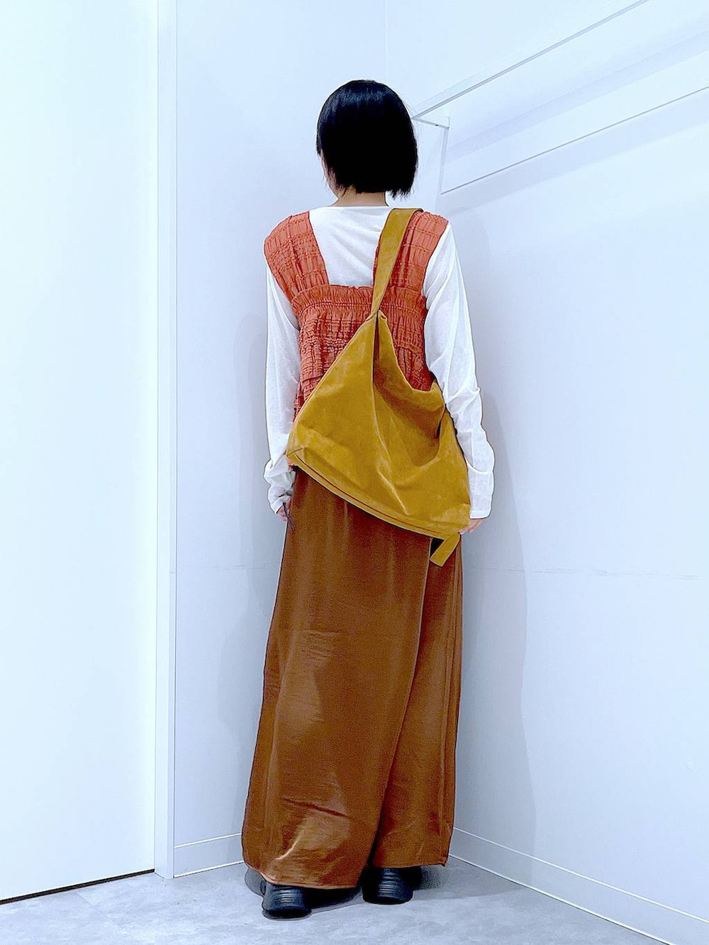 ホワイト系のTシャツ/カットソー、ブラック系のローファー、ブラウン系のスカートを着用したレディースの秋コーディネートの5枚目の写真