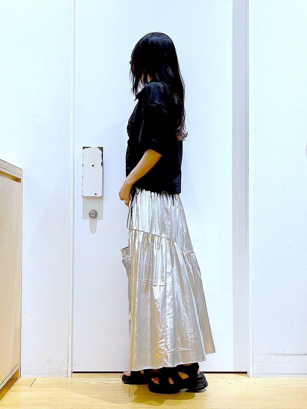 ブラック系のサンダル、グレー系のシャツ/ブラウス、グレー系のトートバッグを着用したレディースの夏コーディネートの3枚目の写真