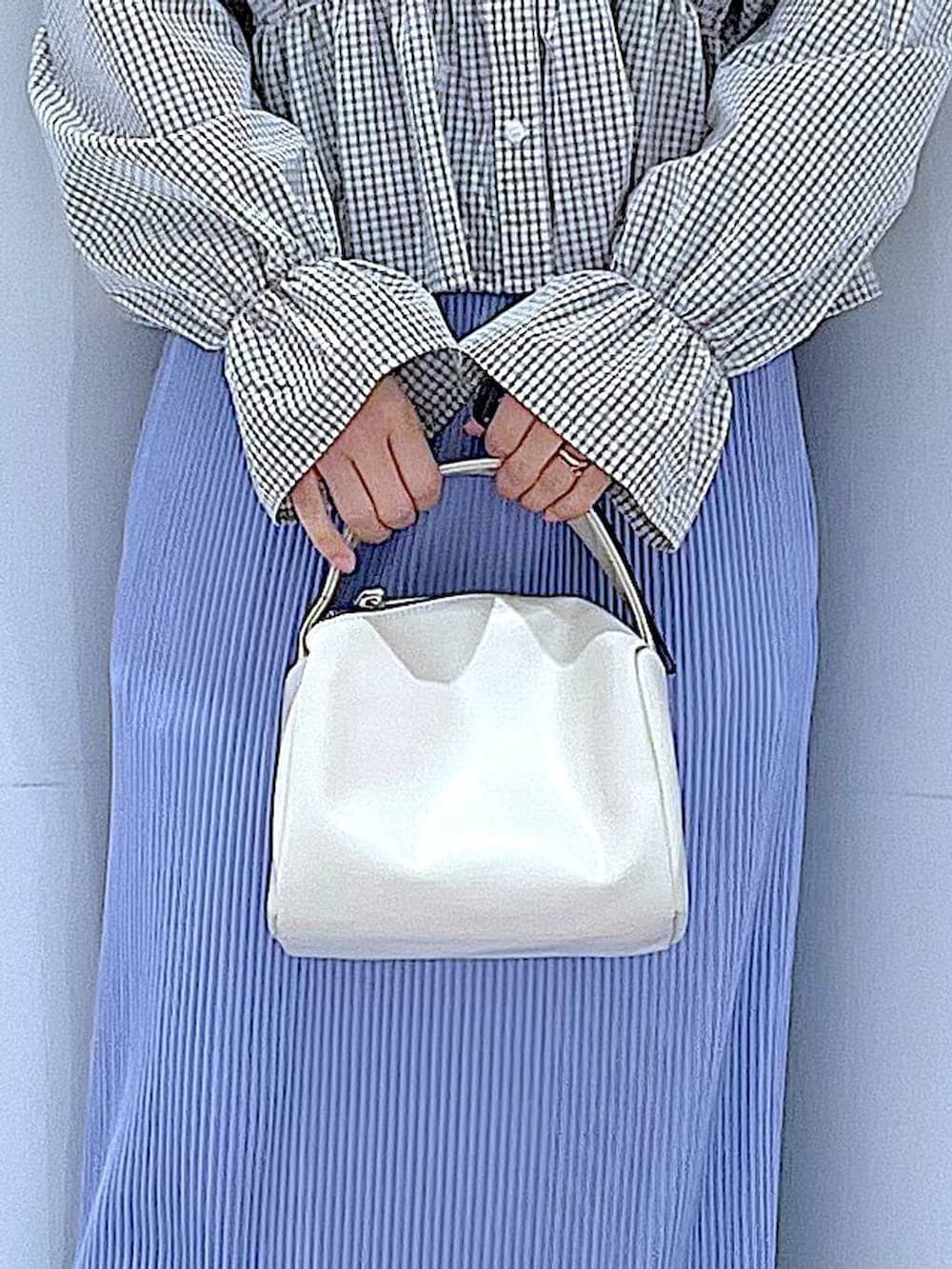 ホワイト系のショルダーバッグ、ベージュ系のシャツ/ブラウス、パープル系のスカートを着用したレディースの春コーディネートの9枚目の写真