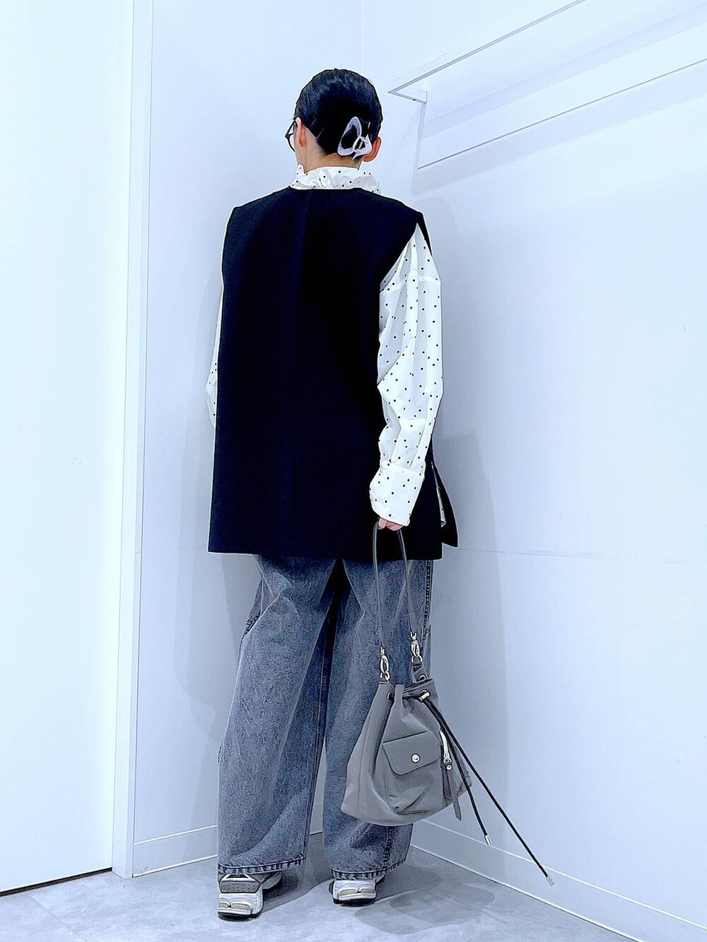 ブラック系のベスト、その他のその他トップス、ブラック系のデニムパンツを着用したレディースの春コーディネートの5枚目の写真