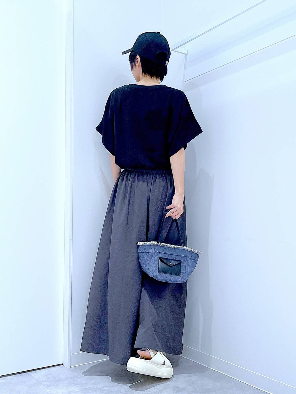 ブルー系のショルダーバッグ、ホワイト系のサンダル、グレー系のその他パンツを着用したレディースの夏コーディネートの5枚目の写真