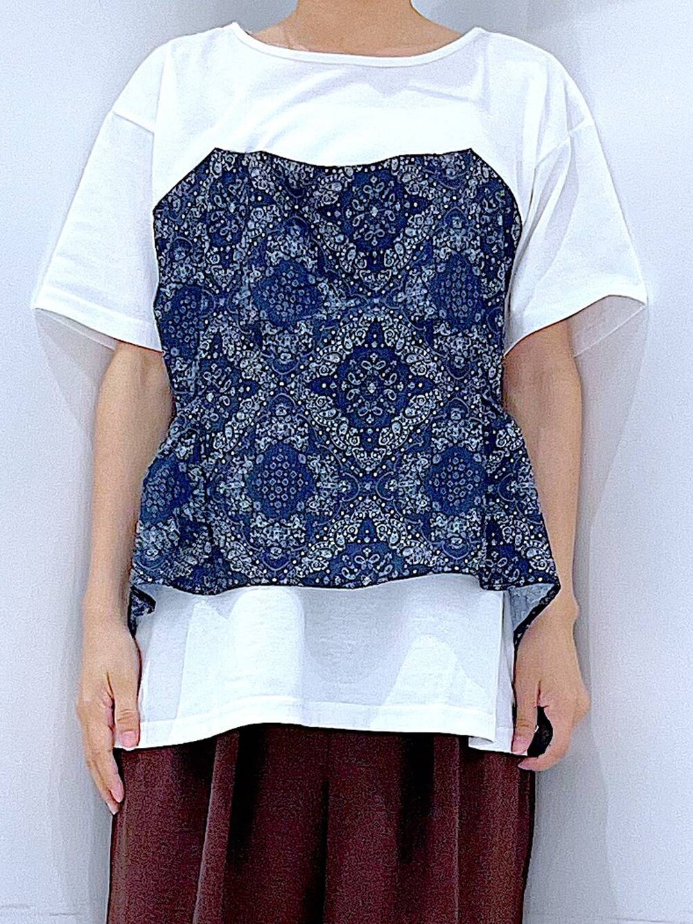 ベージュ系のショルダーバッグ、ホワイト系のサンダル、ホワイト系のTシャツ/カットソーを着用したレディースの夏コーディネートの7枚目の写真