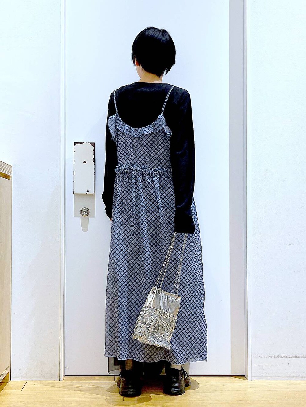 ブラック系のスニーカー、ブラック系のTシャツ/カットソー、その他のショルダーバッグを着用したレディースの春コーディネートの5枚目の写真