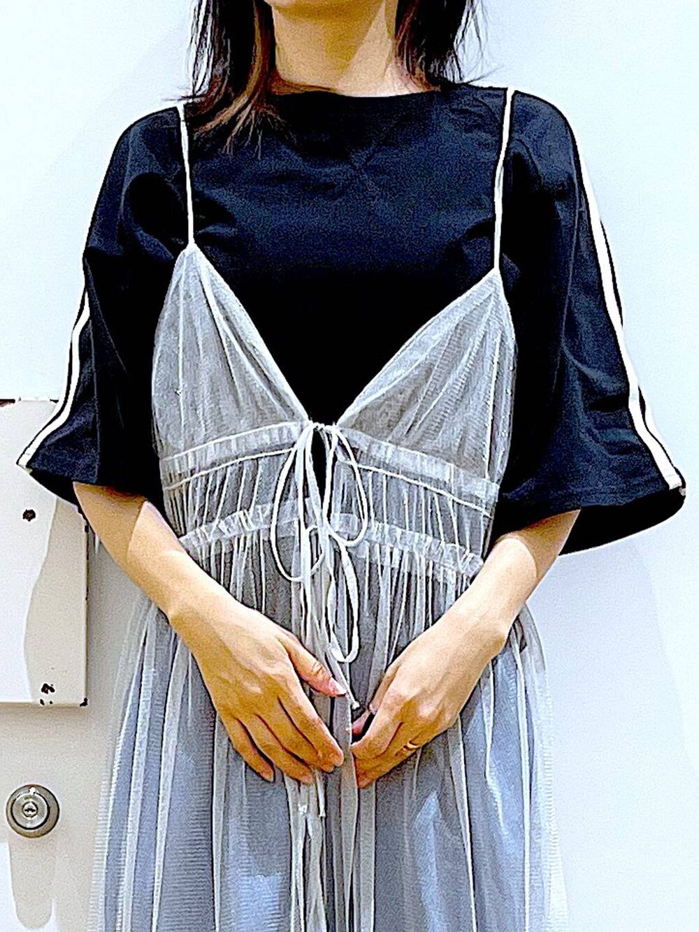 その他のワンピース、ホワイト系のサンダル、ホワイト系のトートバッグを着用したレディースの夏コーディネートの7枚目の写真