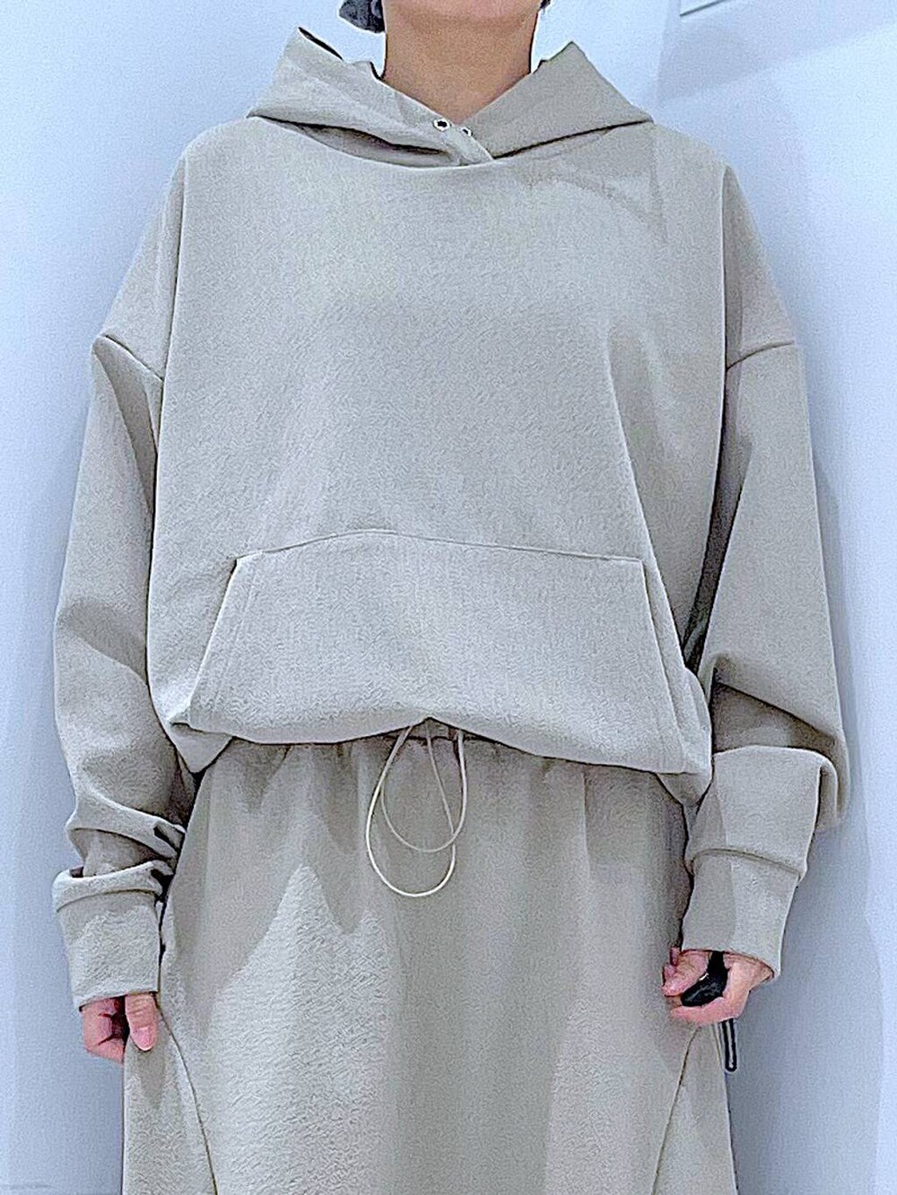 ブラック系のショルダーバッグ、グレー系のスウェット、グレー系のスカートを着用したレディースの冬コーディネートの7枚目の写真