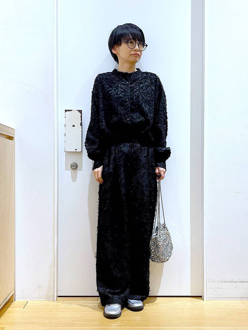 シルバー系のローファー、その他のショルダーバッグ、ブラック系のシャツ/ブラウスを着用したレディースの春コーディネートの2枚目の写真