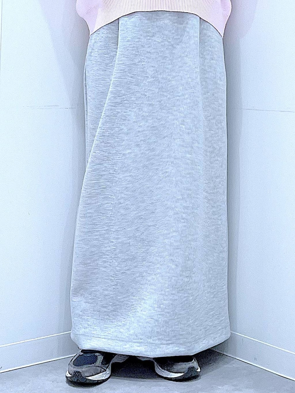 ホワイト系のショルダーバッグ、ピンク系のニット/セーター、グレー系のスカートを着用したレディースの冬コーディネートの8枚目の写真