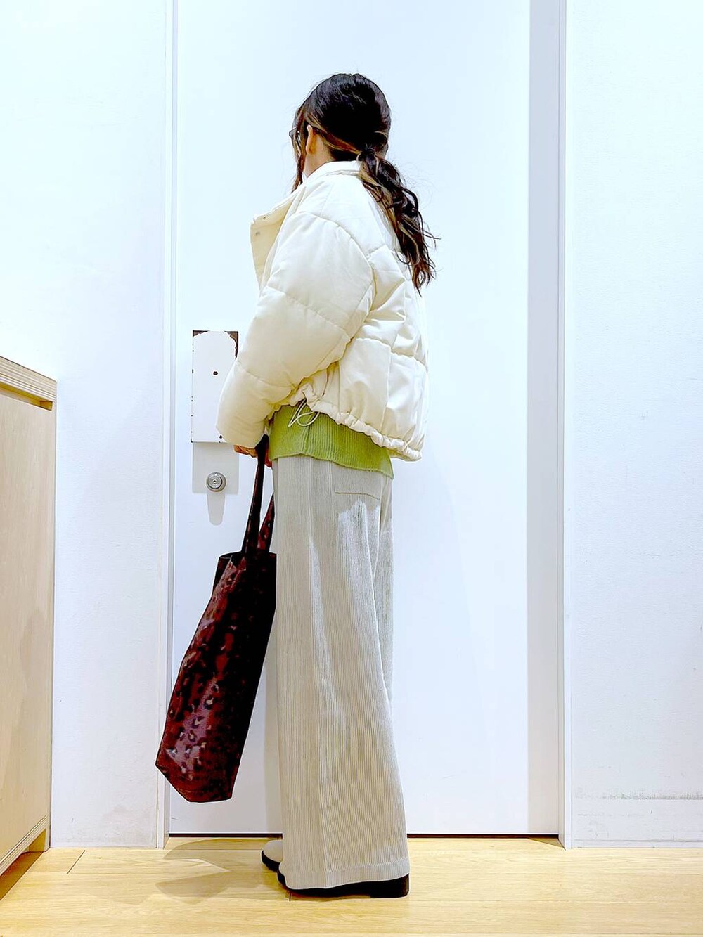 「リラックス、若見え、ゆったり、休日コーデ、骨格ウェーブ、LAKOLE、アウター、冬コーデ、カジュアル、ニット、楽ちんコーデ、差し色コーデ、メガネ、トートバッグ、ブーツ」｜「LAKOLEの12Gカシミヤタッチハリヌキストレートパンツ / 963510（その他パンツ、グレー系）」を使った、あおき@LAKOLE海老名さん（レディース・156cm）の冬コーディネートの3枚目の写真