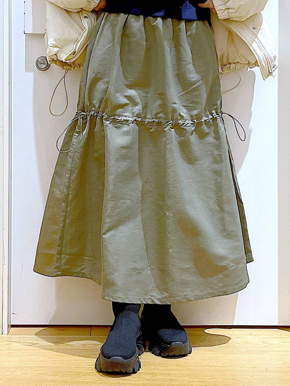 ブルー系のバックパック/リュック、ブラック系のブーツ、グレー系のスウェットを着用したレディースの冬コーディネートの8枚目の写真