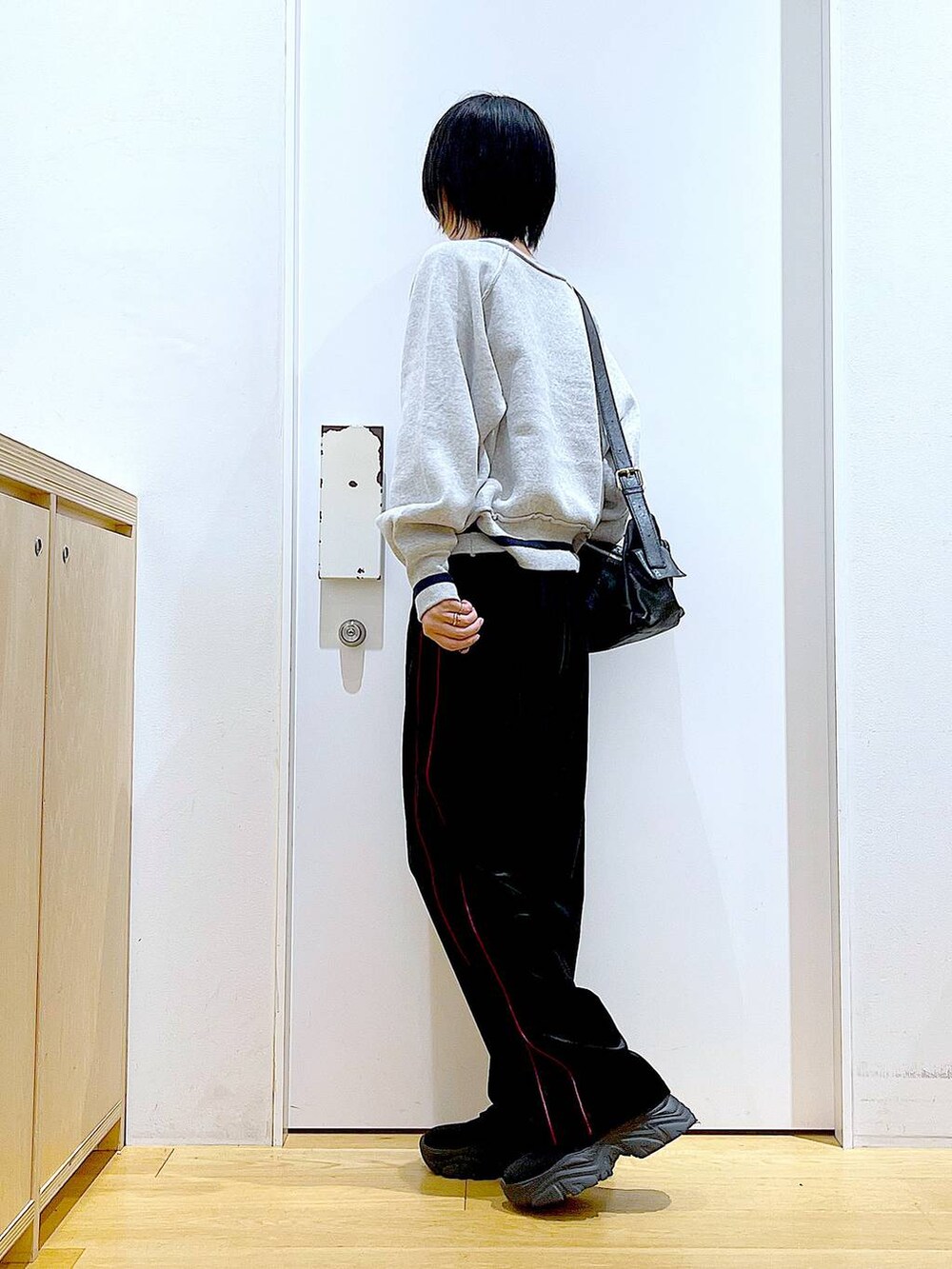 ブラック系のブーツ、ブラック系のその他パンツ、ブラック系のショルダーバッグを着用したレディースの冬コーディネートの3枚目の写真