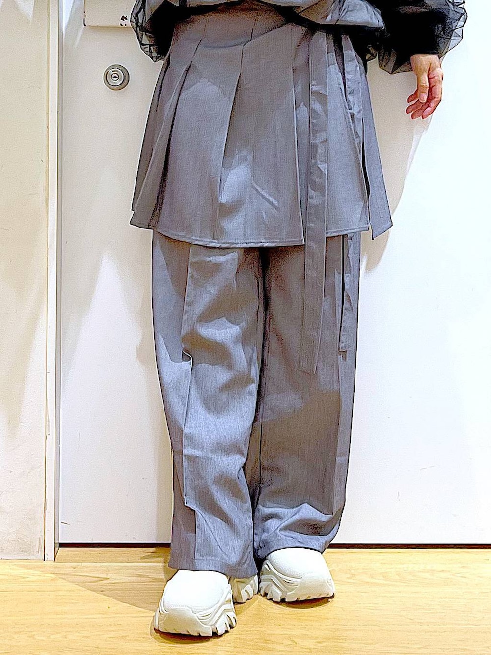 グレー系のスラックス、その他のショルダーバッグ、グレー系のスカートを着用したレディースの冬コーディネートの8枚目の写真