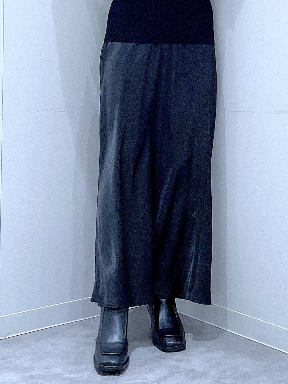 ブラック系のブーツ、ブラック系のショルダーバッグ、ブラック系のニット/セーターを着用したレディースの冬コーディネートの8枚目の写真