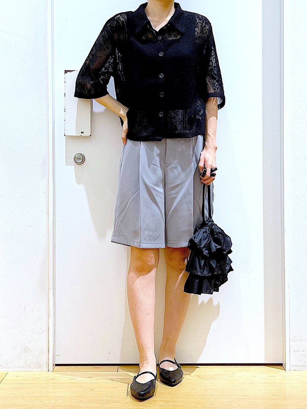 ブラック系のショルダーバッグ、ブラック系のパンプス、グレー系のその他パンツを着用したレディースの夏コーディネートの6枚目の写真