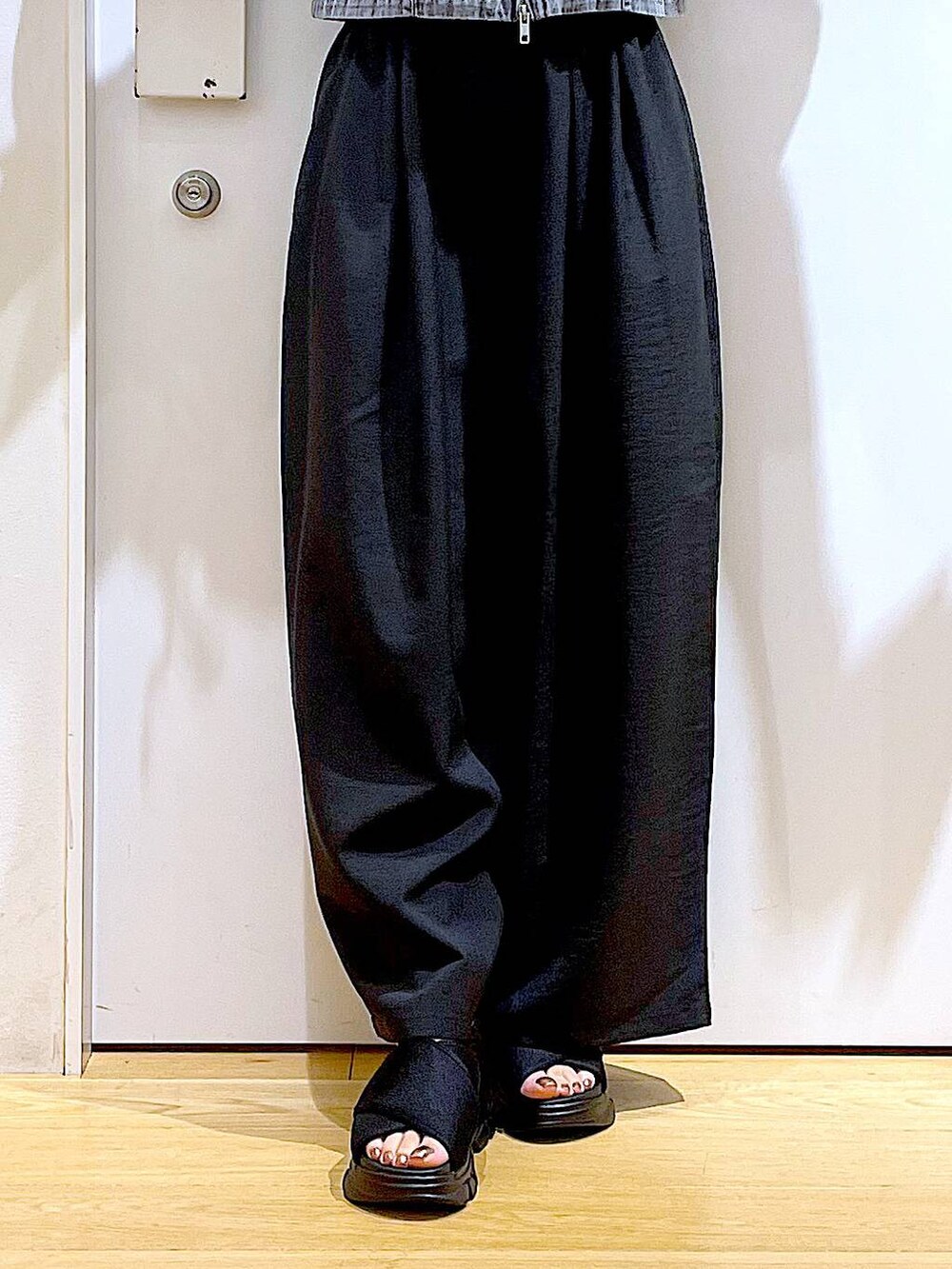 シルバー系のショルダーバッグ、ブラック系のサンダル、ブラック系のその他パンツを着用したレディースの夏コーディネートの8枚目の写真