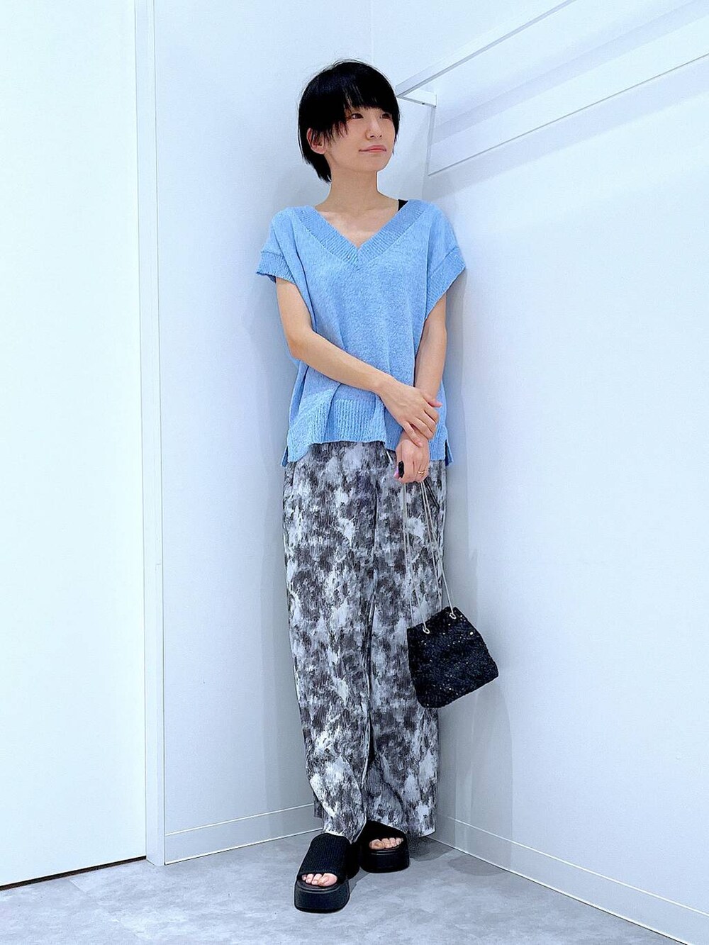 ブラック系のサンダル、ブラック系のショルダーバッグ、グレー系のその他パンツを着用したレディースの夏コーディネートの2枚目の写真