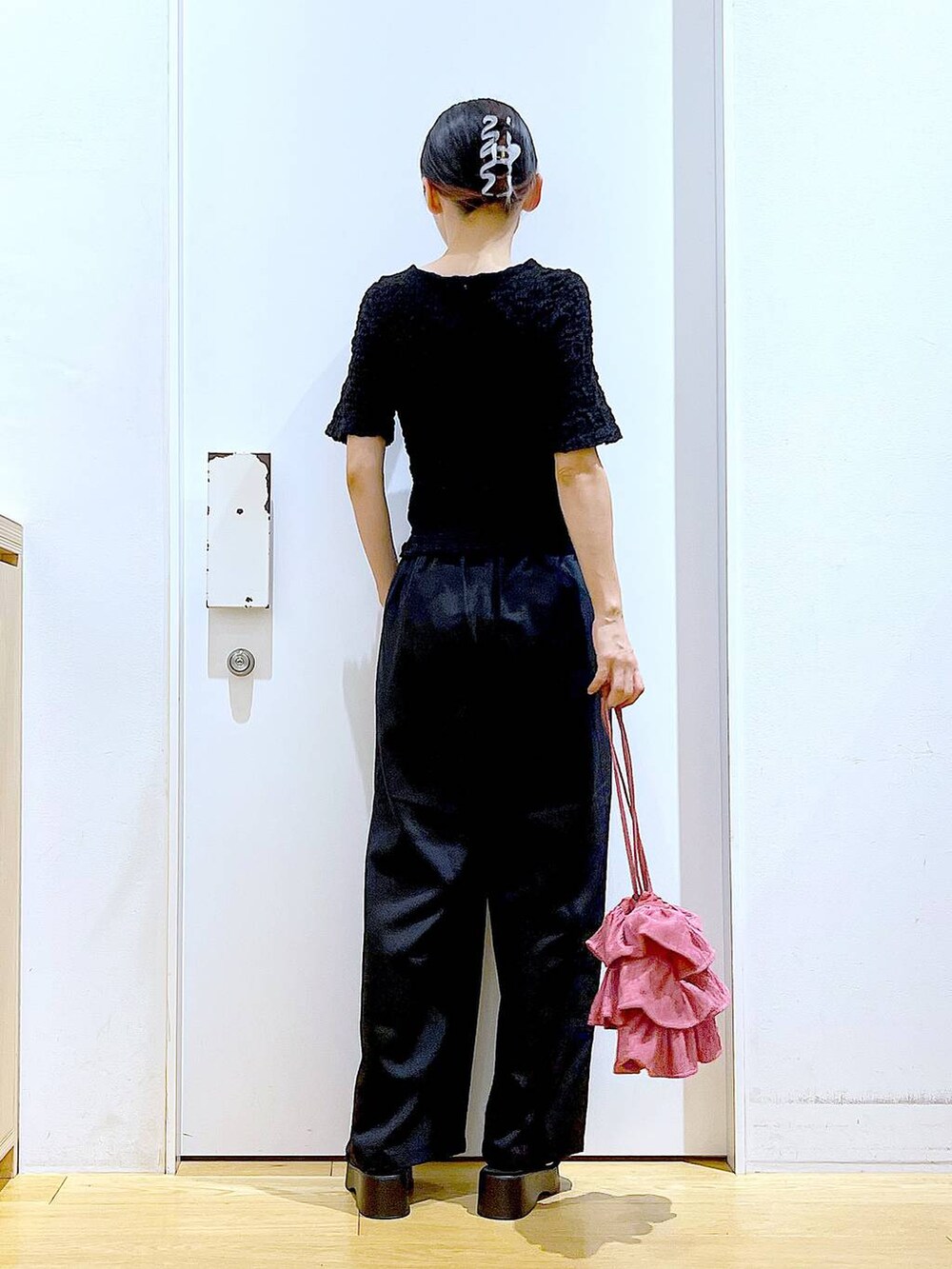 ブラック系のサンダル、ブラック系のその他パンツ、ブラック系のカーディガン/ボレロを着用したレディースの夏コーディネートの5枚目の写真