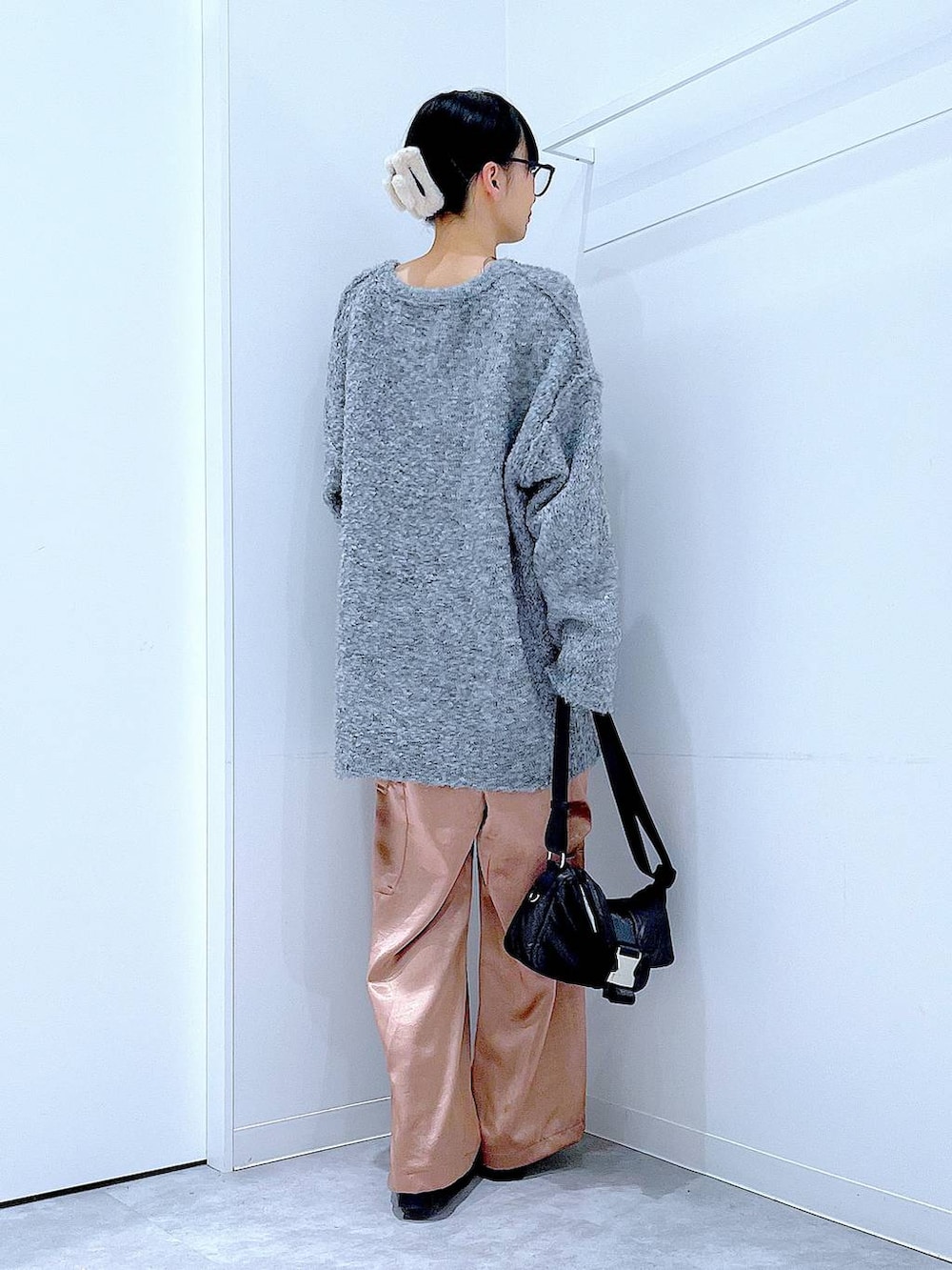 ブラック系のブーツ、グレー系のニット/セーター、ピンク系のカーゴパンツを着用したレディースの冬コーディネートの5枚目の写真