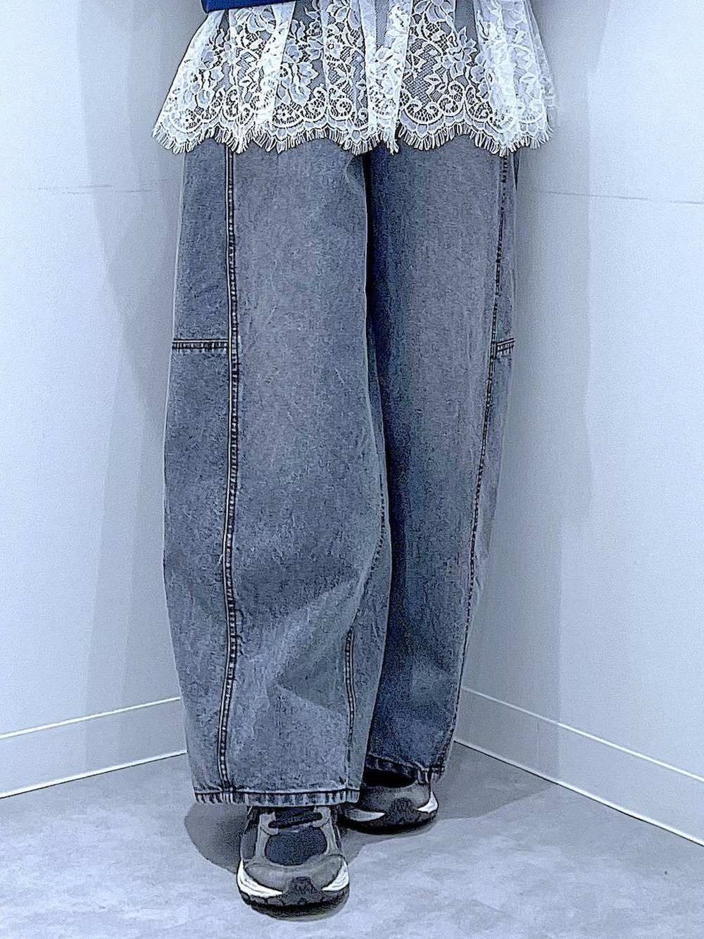 ブラック系のショルダーバッグ、ホワイト系のTシャツ/カットソー、ブラック系のデニムパンツを着用したレディースの春コーディネートの8枚目の写真