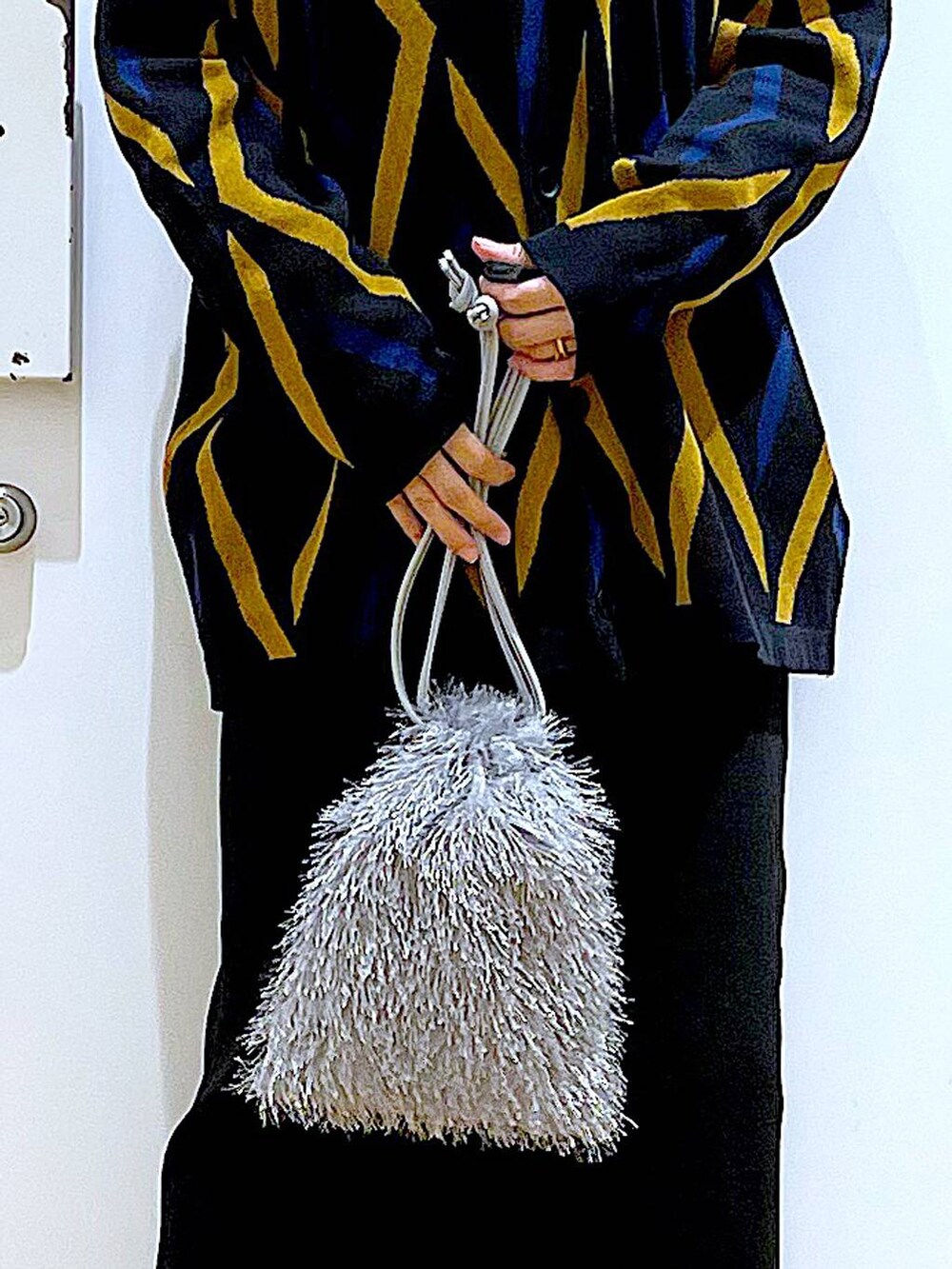 ブラック系のTシャツ/カットソー、ブラック系のカーディガン/ボレロ、ベージュ系のスニーカーを着用したレディースの春コーディネートの9枚目の写真