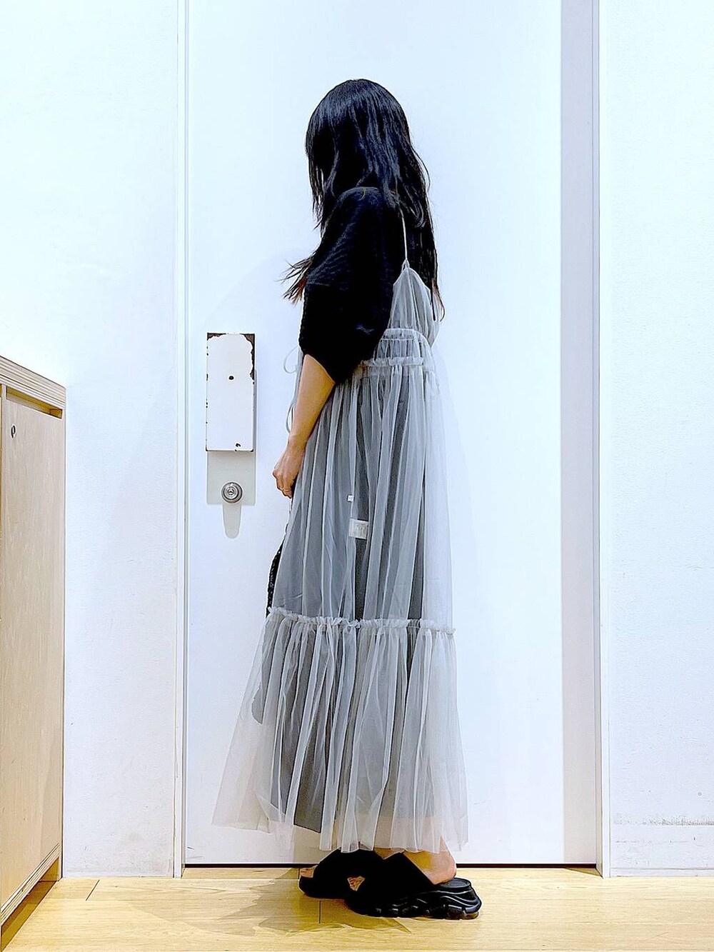 グレー系のワンピース、ブラック系のワンピース、ブラック系のサンダルを着用したレディースの春コーディネートの3枚目の写真