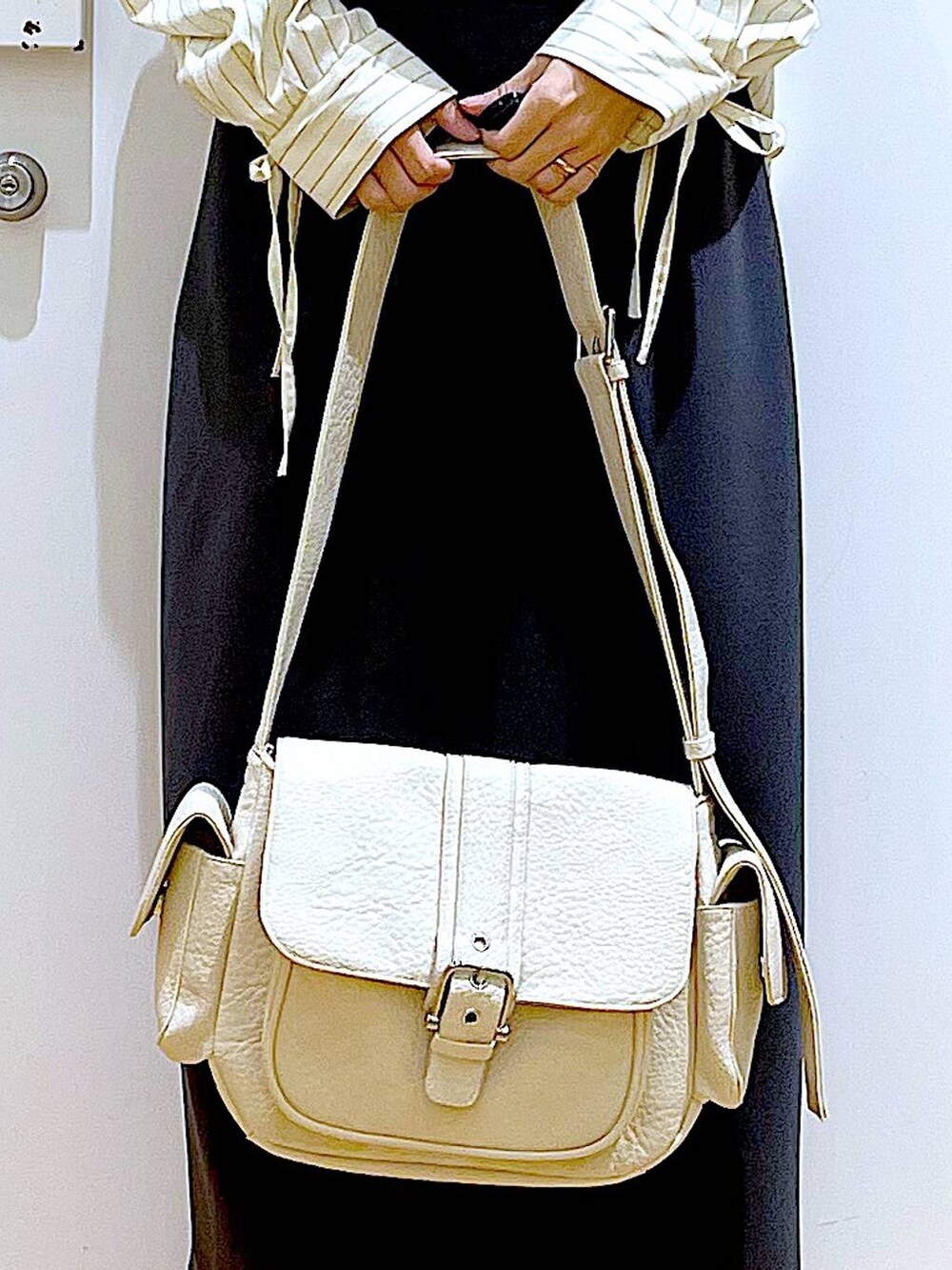 ホワイト系のパンプス、ベージュ系のシャツ/ブラウス、グレー系のスカートを着用したレディースの春コーディネートの9枚目の写真