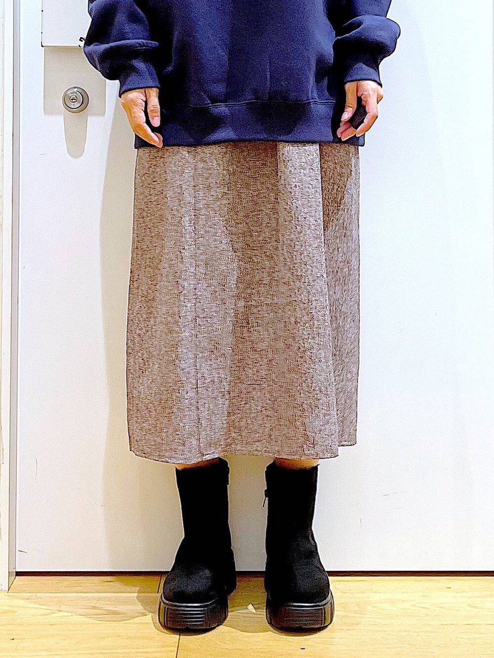 ブラック系のショルダーバッグ、ブラック系のブーツ、ブラウン系のワンピースを着用したレディースの冬コーディネートの8枚目の写真