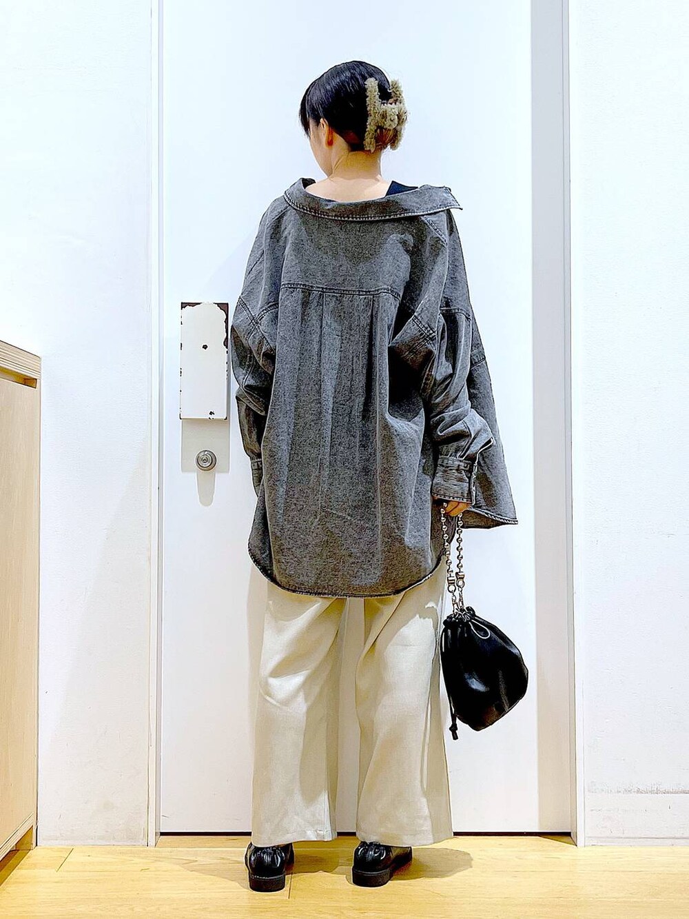 ブラック系のショルダーバッグ、ブラック系のローファー、ブラック系のニット/セーターを着用したレディースの秋コーディネートの5枚目の写真