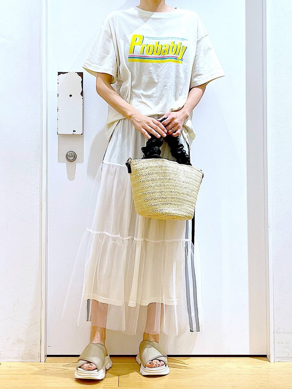 ベージュ系のサンダル、ベージュ系のTシャツ/カットソー、ホワイト系のショルダーバッグを着用したレディースの夏コーディネートの6枚目の写真