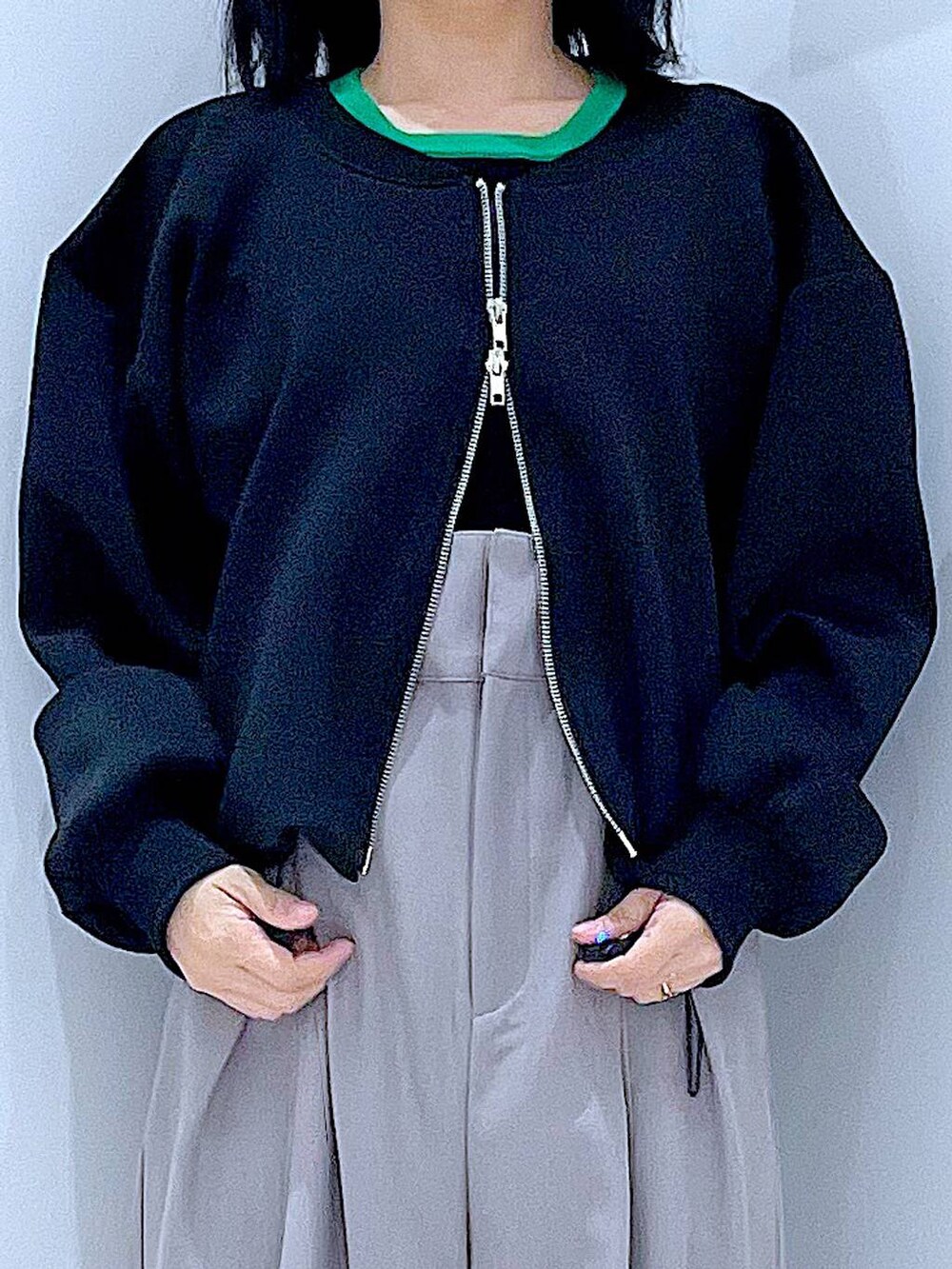 ブラック系のニット/セーター、ブラック系のショルダーバッグ、グレー系のサロペット/オーバーオールを着用したレディースの春コーディネートの7枚目の写真