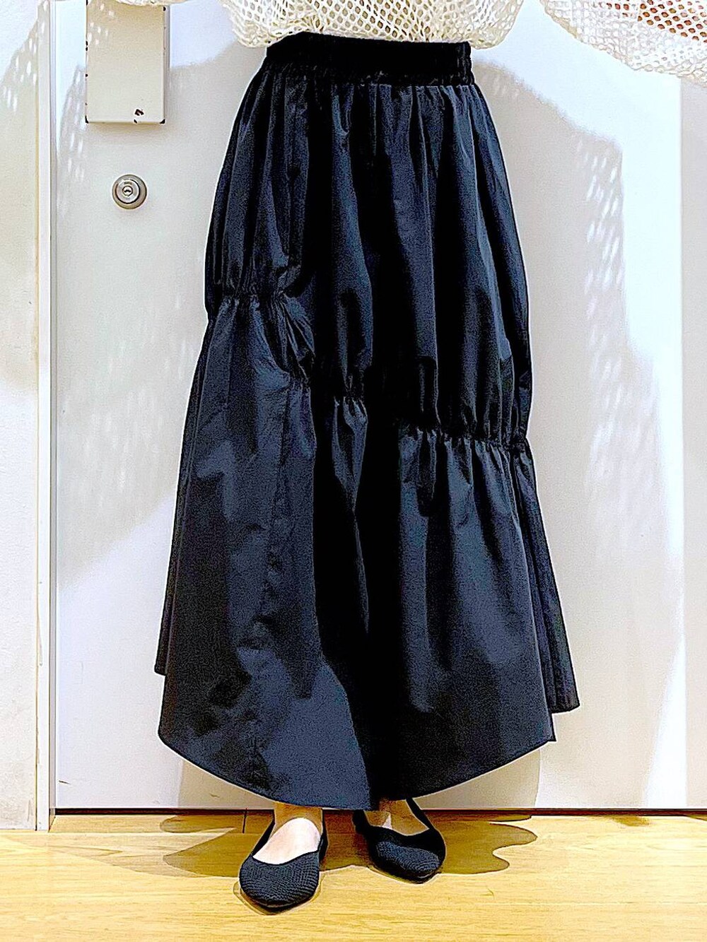 ホワイト系のTシャツ/カットソー、ホワイト系のショルダーバッグ、イエロー系のニット/セーターを着用したレディースの春コーディネートの8枚目の写真