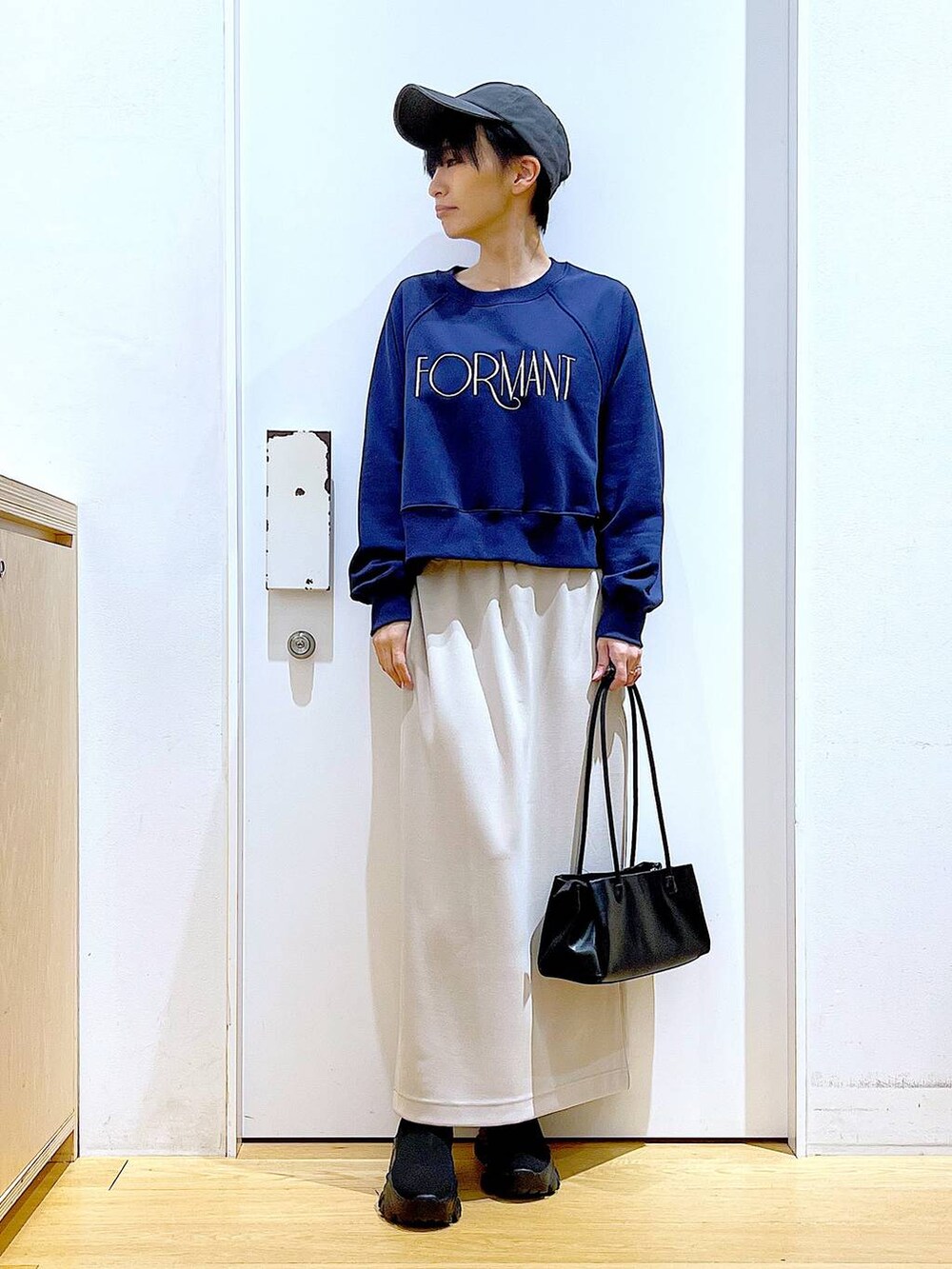 「リラックス、若見え、ゆったり、休日コーデ、骨格ウェーブ、LAKOLE、スカート、楽ちんコーデ、スウェット、カジュアルコーデ、キャップ、おでかけ、ワンマイル、トートバッグ、ブーツ」｜「LAKOLEのニットスニーカーソールブーツ / 140064（ブーツ、ブラック系）」を使った、あおき@LAKOLE海老名さん（レディース・156cm）の冬コーディネートの2枚目の写真