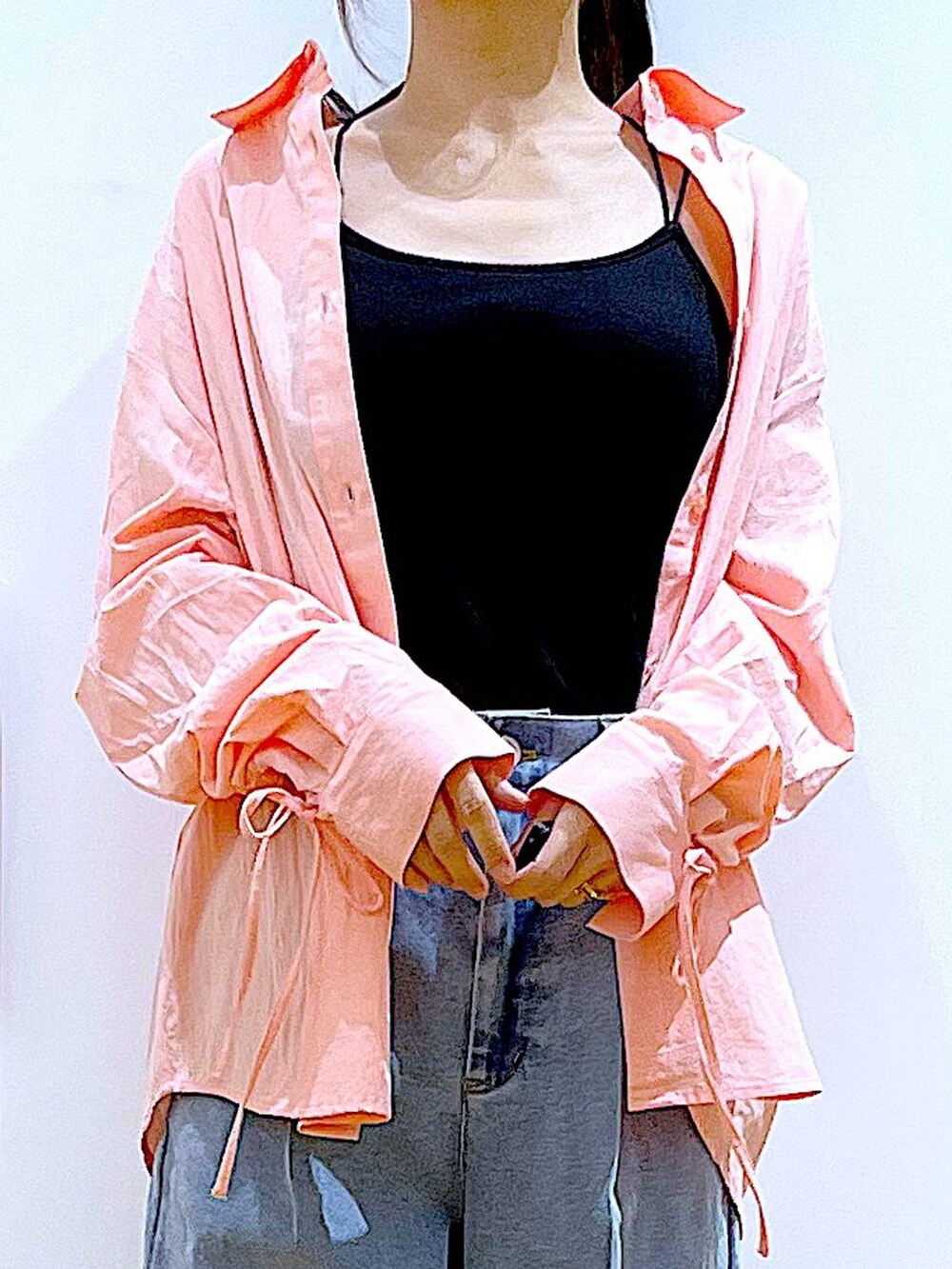 ブルー系のデニムパンツ、ホワイト系のトートバッグ、ピンク系のシャツ/ブラウスを着用したレディースの春コーディネートの7枚目の写真