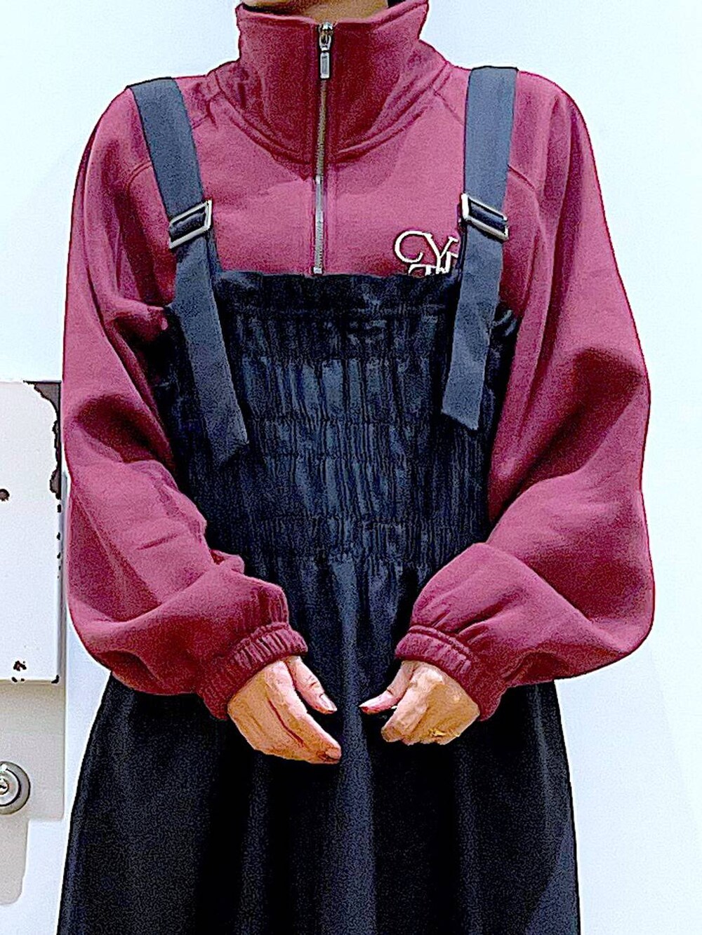 ブラック系のブーツ、ブラック系のショルダーバッグ、ブラック系のワンピースを着用したレディースの秋コーディネートの7枚目の写真